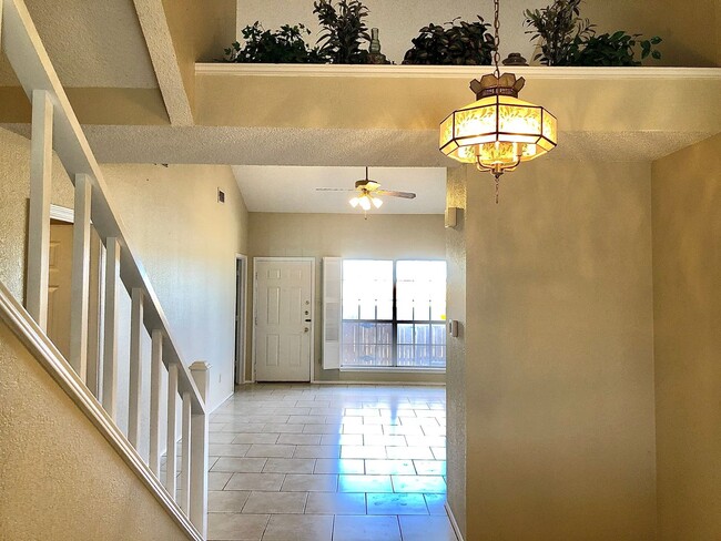 Building Photo - 2 Bedroom Townhome