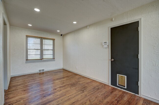 Building Photo - 4817 N Linn Ave