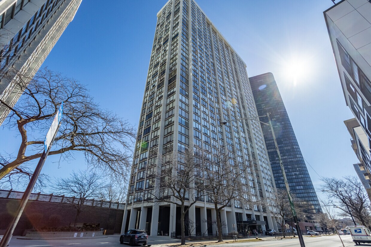 Foto principal - 5445 N Sheridan Rd