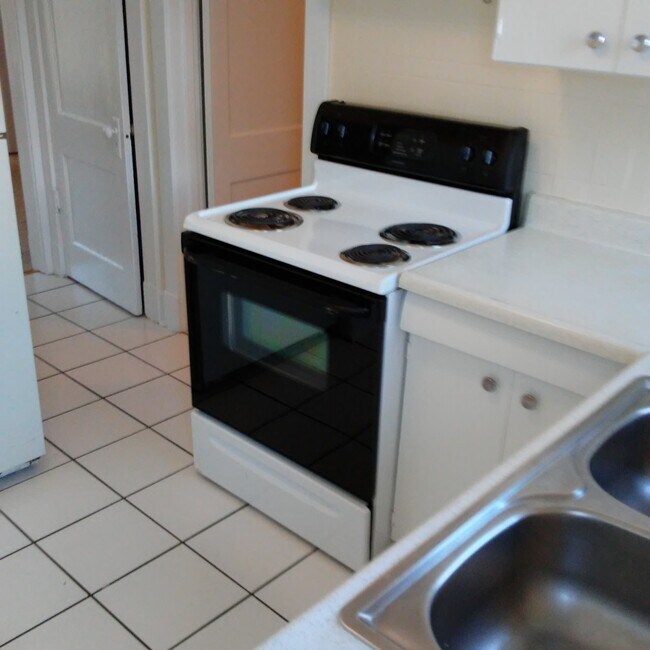 Building Photo - 1800 S College St