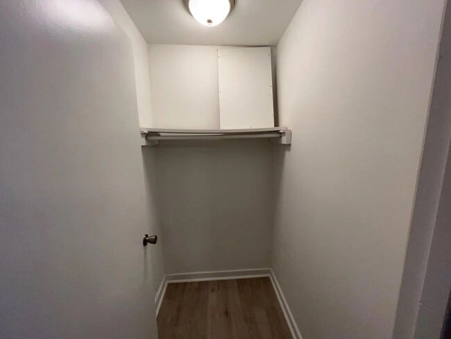 Foto del edificio - Room for Rent in 3 Bedroom House at 1043 M...