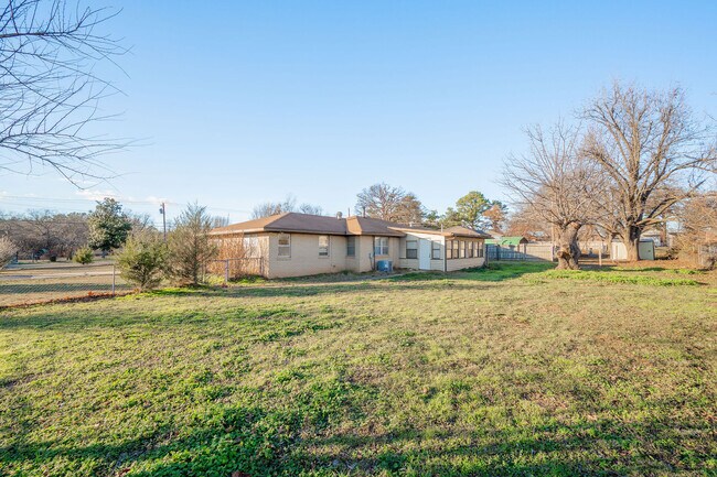 Foto del edificio - 4800 Spencer Rd