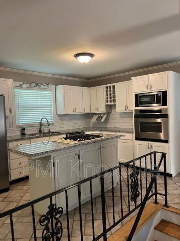 Building Photo - 612 W Meadecrest Dr