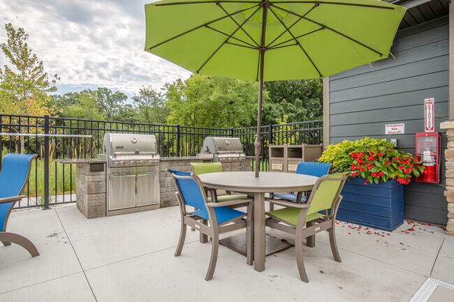 Parrilla en la piscina - Hidden Creek 1 Residences