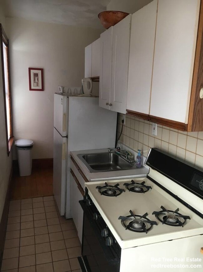 Building Photo - 38 Linden St