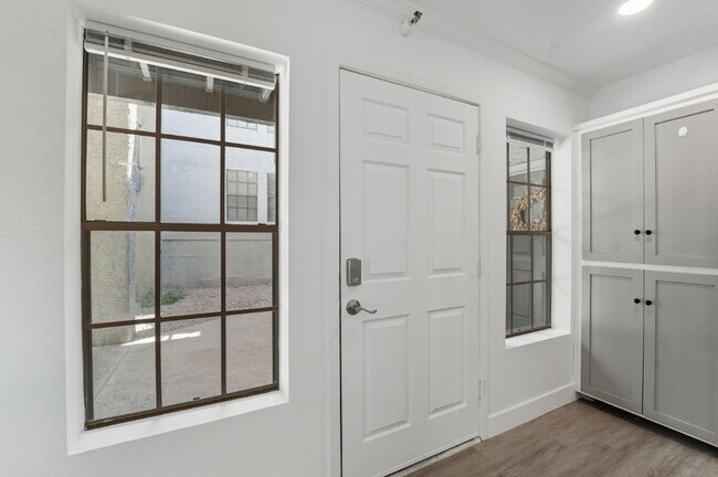 Building Photo - Stunning 2-bedroom, 2-bathroom home in the...