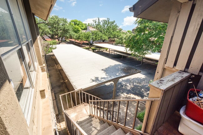 Building Photo - 10438 High Hollows Dr