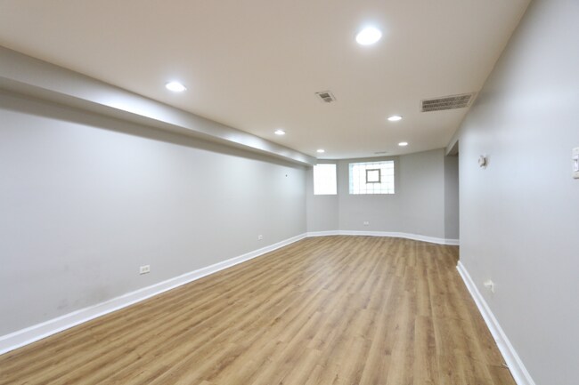 Building Photo - 725 N Trumbull Ave