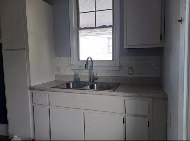 Building Photo - 935 Drey St