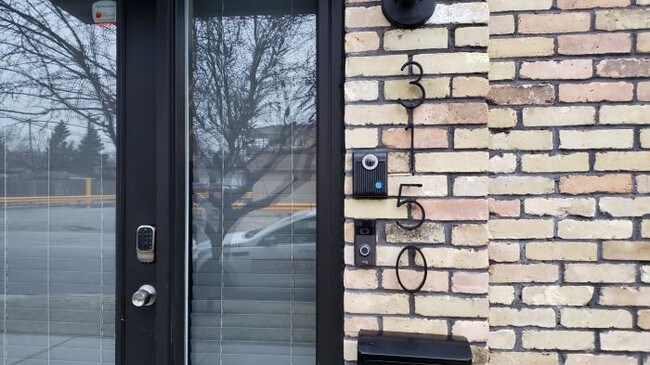 Building Photo - 3 bedroom in Chicago IL 60707