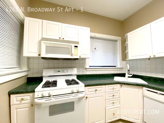 Foto del edificio - 4265 N Broadway