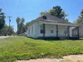 Building Photo - 208 E Reed St