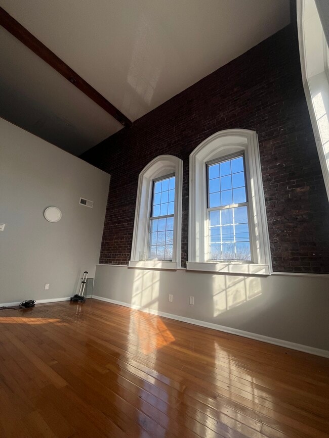 Building Photo - 491 Valley St