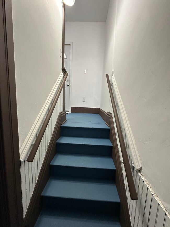 Building Photo - 408 S Gardiner Ave