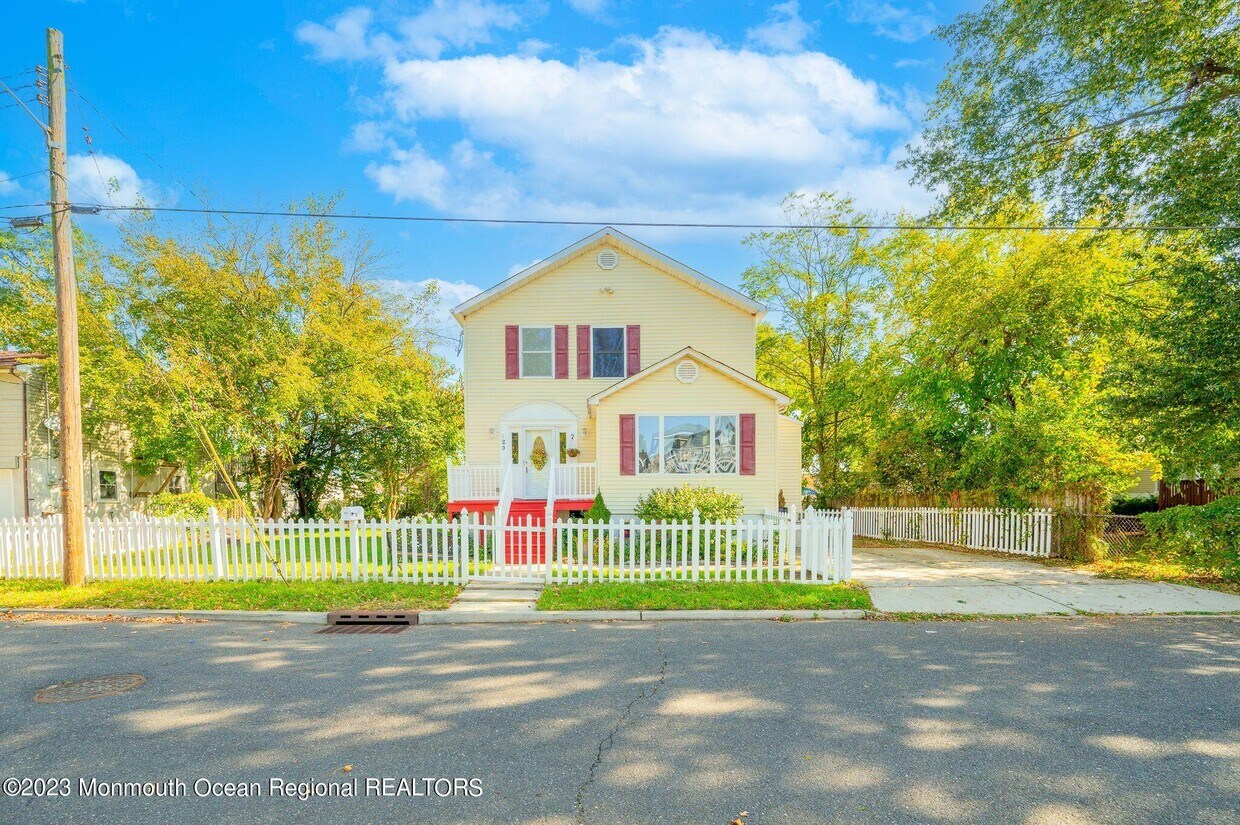 Primary Photo - 20 Gillette St