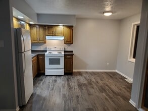 Building Photo - 16950 Woodland Dr
