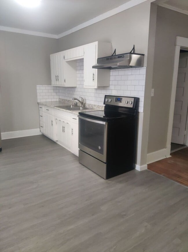 Building Photo - 704 E Main St