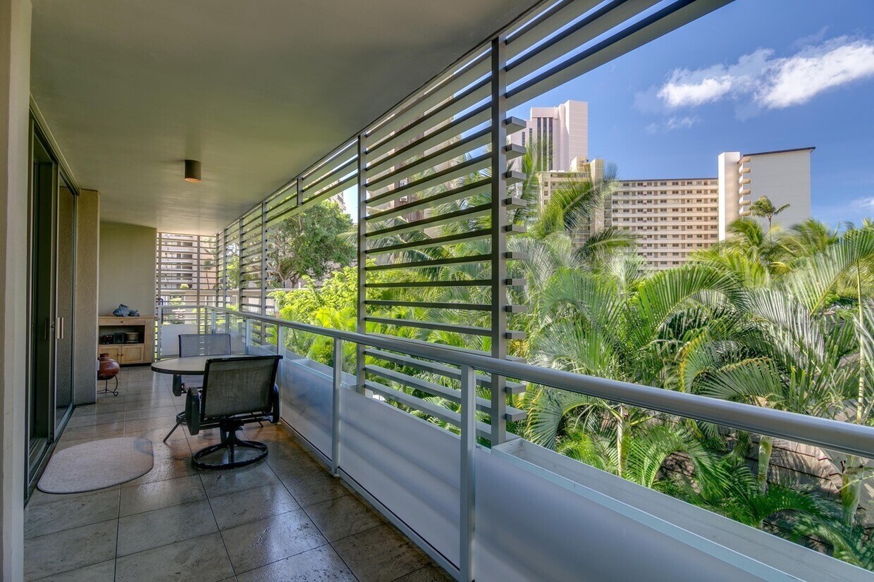 Foto principal - Fully Furnished 2 bedroom in Waikiki! One-...
