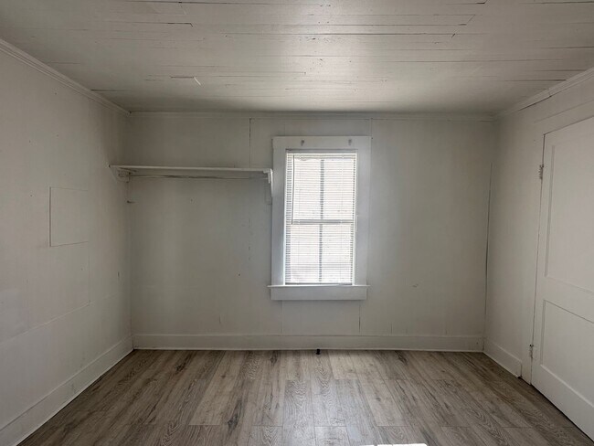Foto del edificio - 2 bedroom, 1 bathroom home available in La...