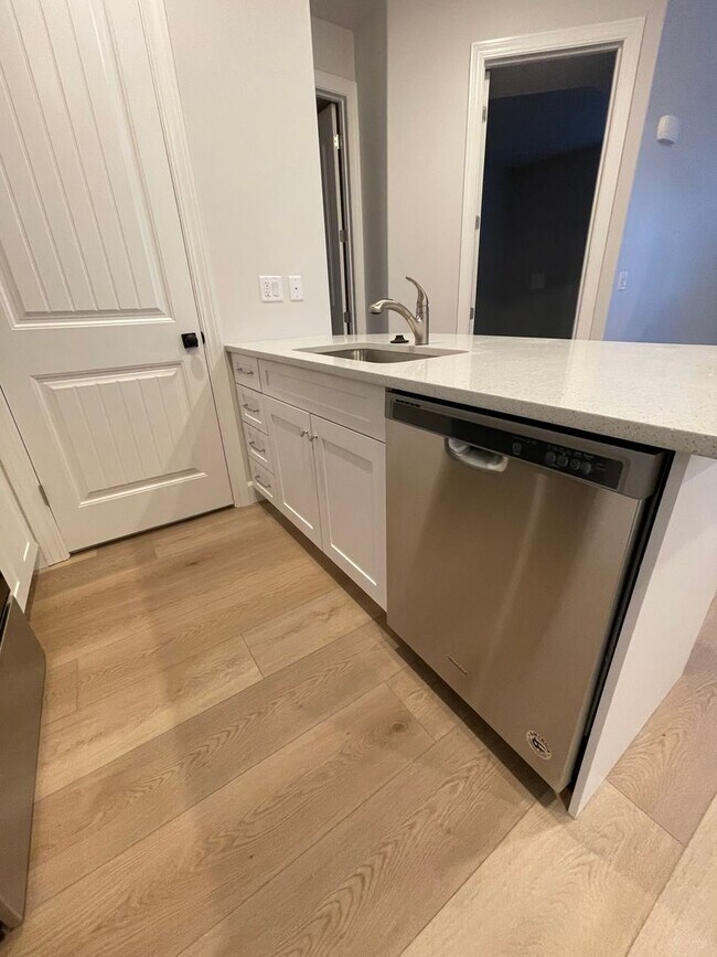 Foto del edificio - Italian Villages | 1-Bedroom, 1-Bath Basement Unit