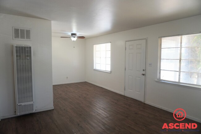 Building Photo - Home in East Bakersfield!