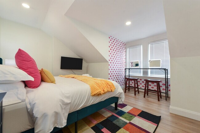 Building Photo - 1816 Rhine St