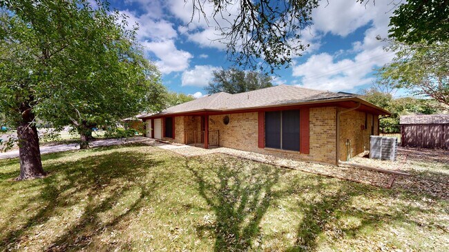 Building Photo - 1711 Redwood Dr