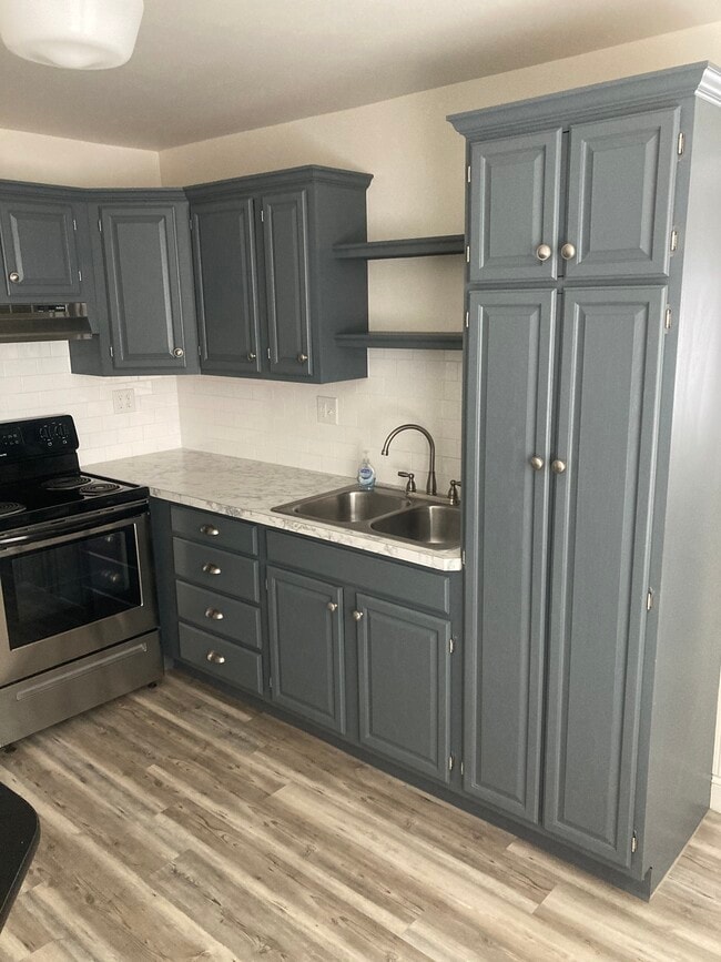 Kitchen - 101 Montrose Ave