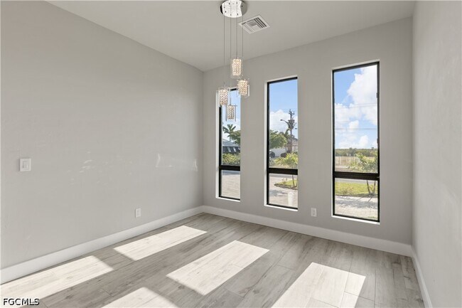 Foto del edificio - 3311 Surfside Blvd