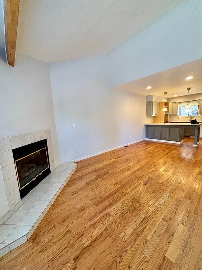 Foto del edificio - Spacious 3-Bedroom Condo in Prime Golden Location!! Available Now!!