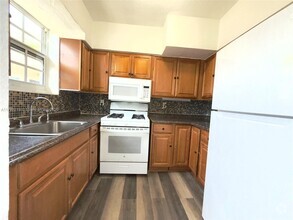 Building Photo - 1241 Normandy Dr
