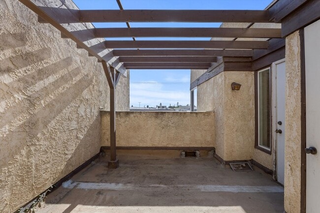 Foto del edificio - Spacious Condo Near Bakersfield College – Prime Location!