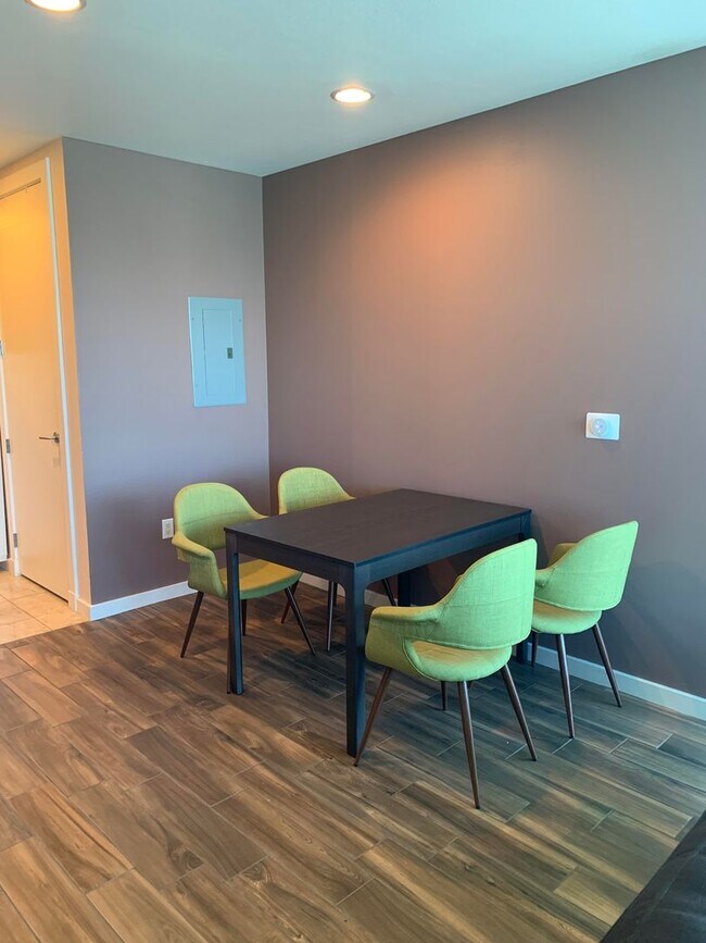 Building Photo - Studio furnished in high rise
