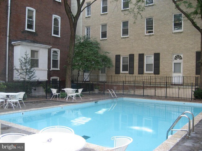 Building Photo - 1008-1020 Spruce St