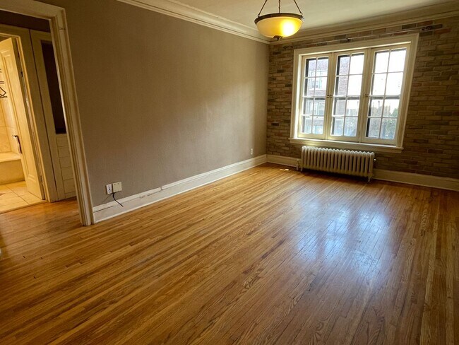Building Photo - South Minneapolis Condo, Hardwood Floors, ...