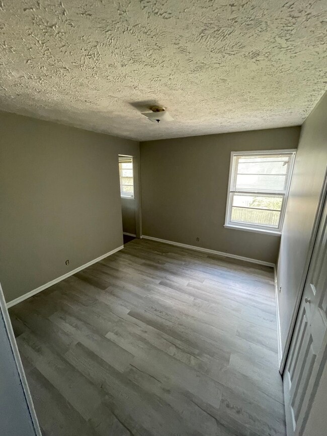 Foto del edificio - $875 Potter House Apartments: Directly adjacent to BSU and IU Health Ball Memorial Hospital.