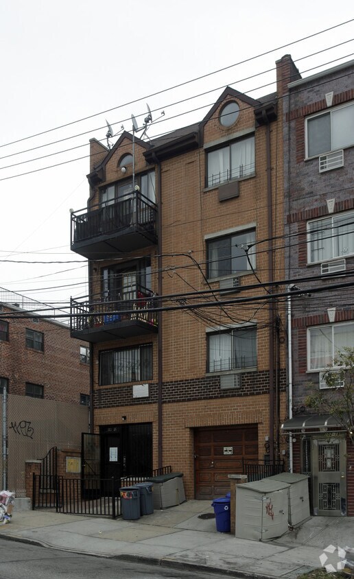 Foto del edificio - 102-20 Radcliff Ave