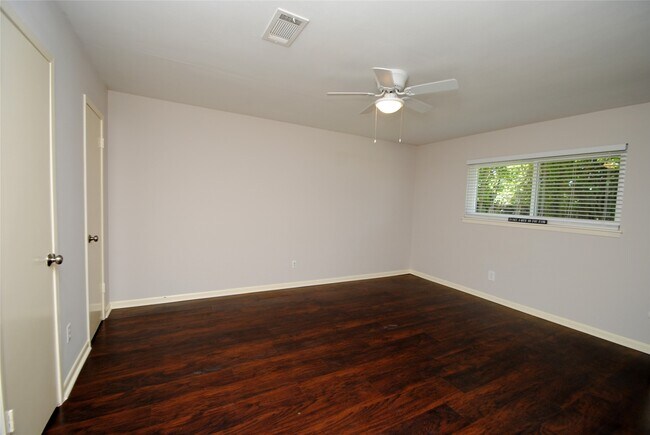 Building Photo - 10659 Northbrook Dr