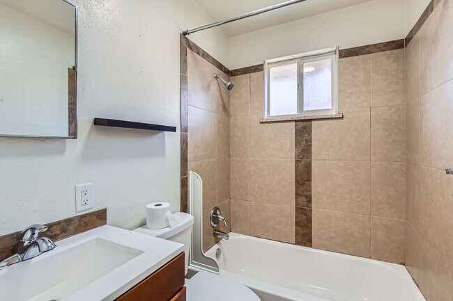 Foto del edificio - Evolve Real Estate: Charming 2 Beds/1 Bath...