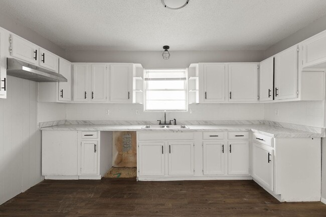 Building Photo - 3 Bed | 1.5 Bath — Comfortable Living in a Great Location