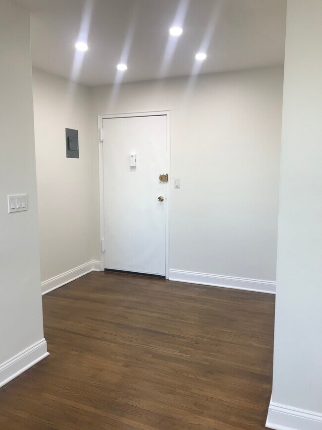 Entrance - 900 Midland Ave
