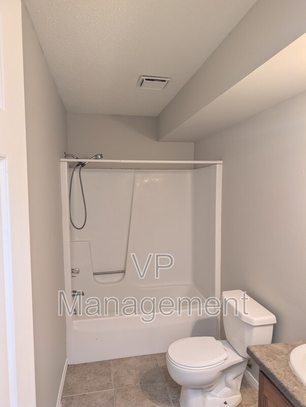 Foto del edificio - 2218 Emerald Dr