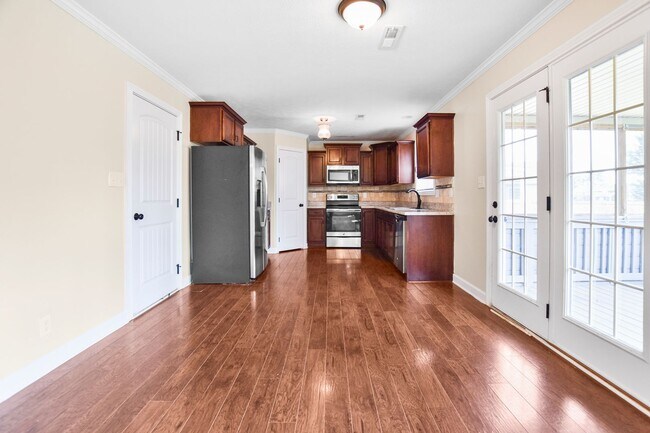 Building Photo - Pet Friendly Three Bedroom!