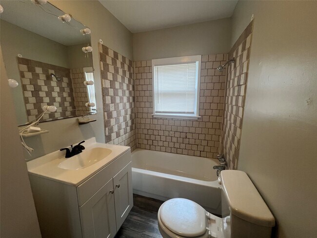 Foto del edificio - 7012 Church Ln