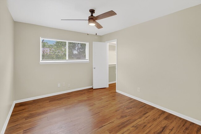 Foto del edificio - 5502 Effingham Dr
