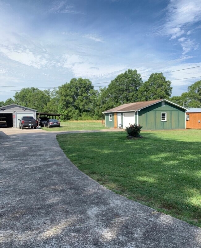 Building Photo - Spacious Pelzer Home