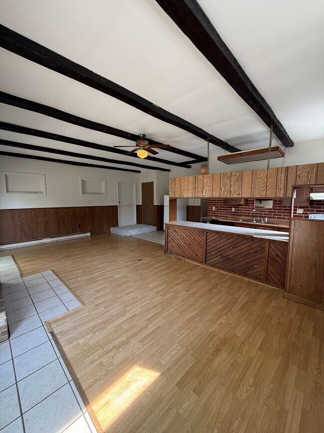 Foto del edificio - 2 Bedroom | 2 Bathroom Rear Apartment - Open-Concept Layout