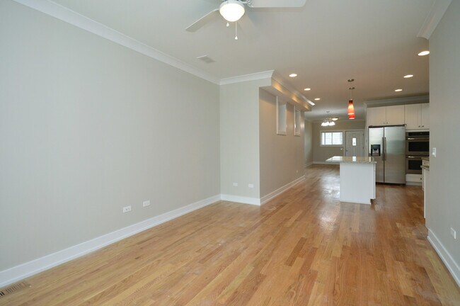 Building Photo - 4145 N Oakley Ave