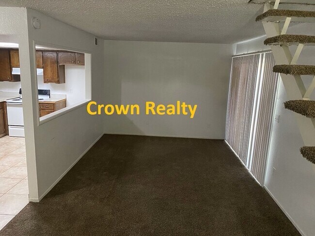 Building Photo - 2/1.5 Town home Off Mooney
