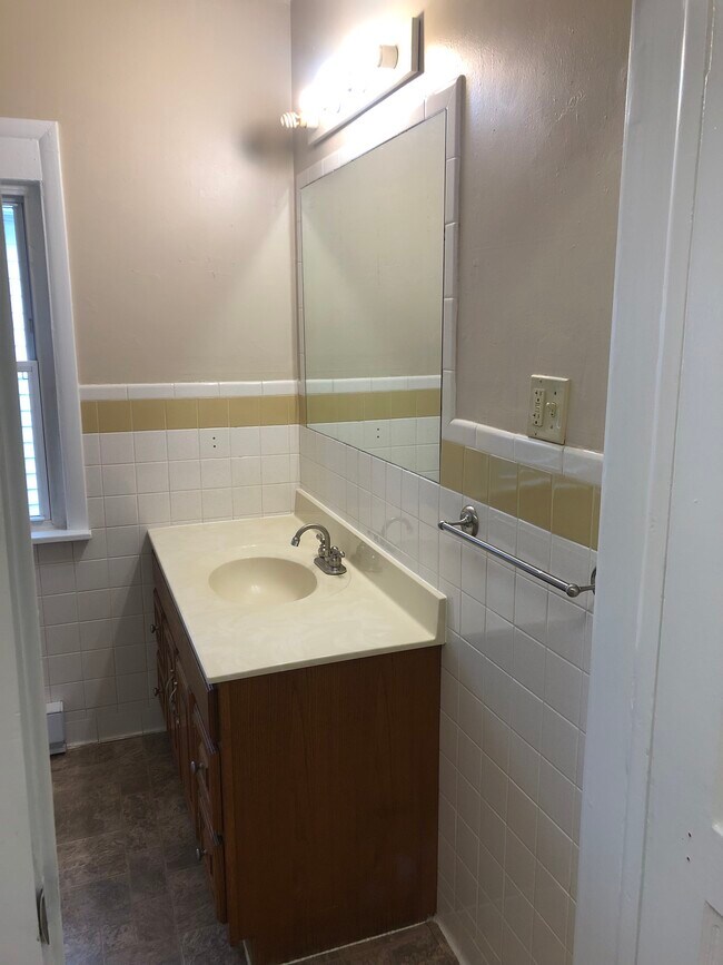 Full bathroom - 2124 Cherry St